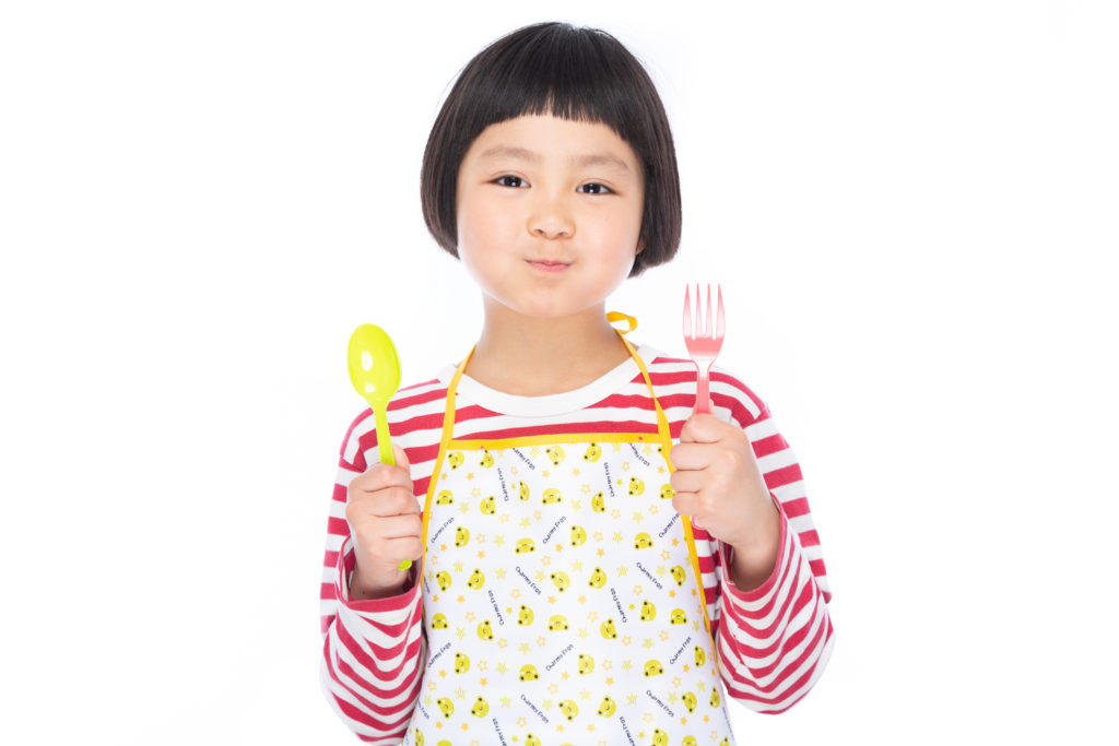 ナイフ、フォークを持つ子ども